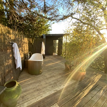 Treehouse deck with view to bath and sauna - Happenoak