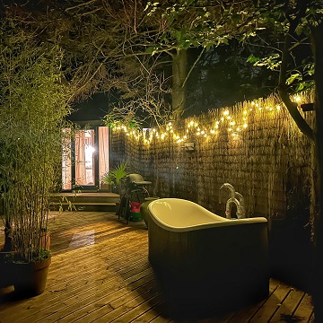 Treehouse with hot tub bath - Happenoak