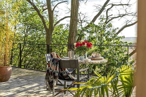 Treehouse stay at Happenoak - a perfect place to relax and enjoy the peaceful area