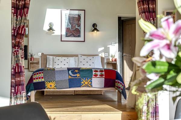Treehouse stay at Happenoak - double bedroom in raised bedroom area