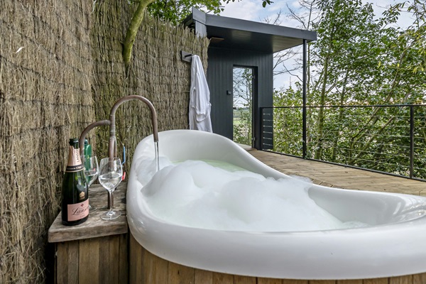 Treehouse stay at Happenoak - hot bath for two with champagne