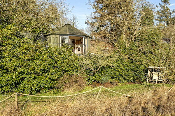 Treehouse stay at Happenoak - luxury tree house stays
