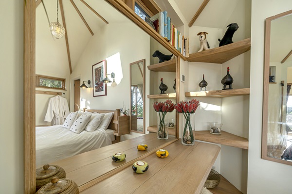 Treehouse stay at Happenoak - mirror and dressing table in bedroom at tree house