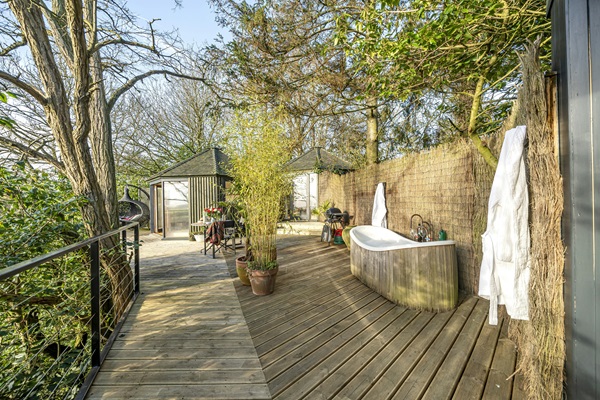Treehouse stay at Happenoak - tree house with hot tub bath on deck
