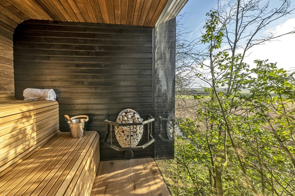 Treehouse stay at Happenoak - view from the treehouse sauna over fields